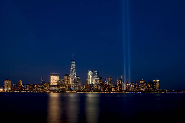 tributo de luz nueva york - lower manhattan skyline new york city city fotografías e imágenes de stock
