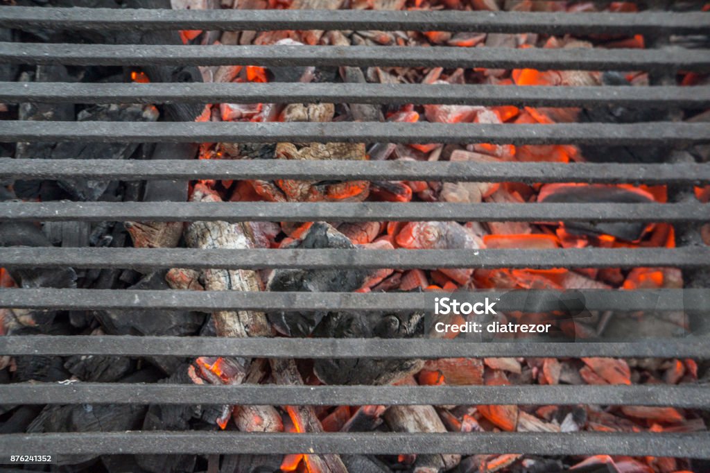 Grill Feuer Grill isoliert auf die Schwarzer Hintergrund, Nahaufnahme - Lizenzfrei Gartengrill Stock-Foto