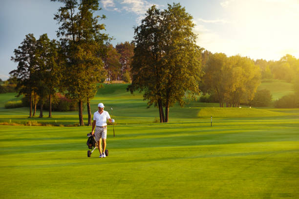 jogador de golfe masculino - golf golf swing men exercising - fotografias e filmes do acervo