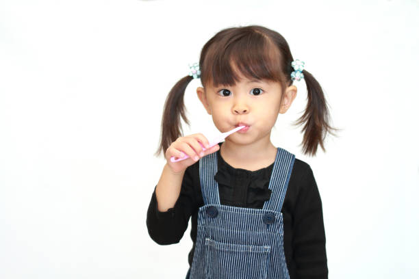 japanische mädchen putzen ihre zähne (3 jahre alt) - child brushing human teeth brushing teeth stock-fotos und bilder