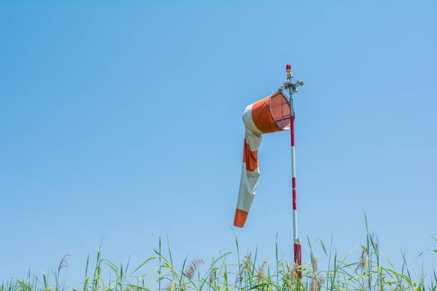 flughafen luftsack - windsock safety wind instrument of measurement stock-fotos und bilder