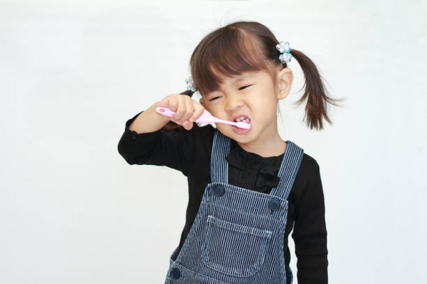 istock Japanese girl brushing her teeth (3 years old) 876276024