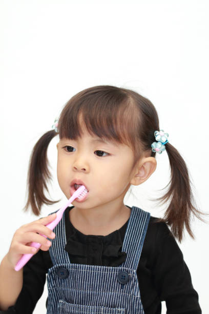istock Japanese girl brushing her teeth (3 years old) 876276630