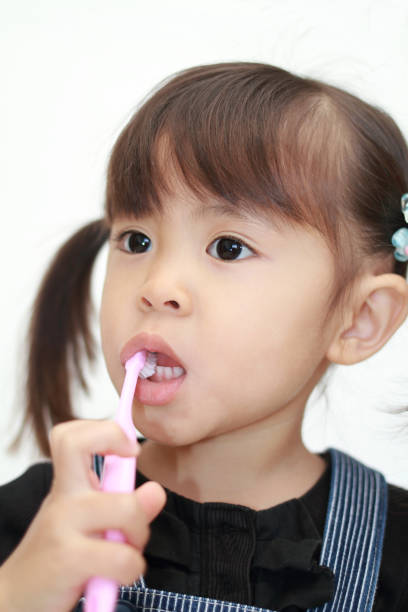 istock Japanese girl brushing her teeth (3 years old) 876276676