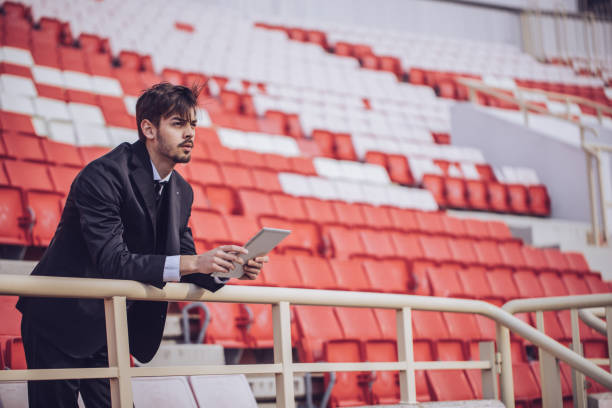 hombre con touchpad en estadio - track pad fotografías e imágenes de stock