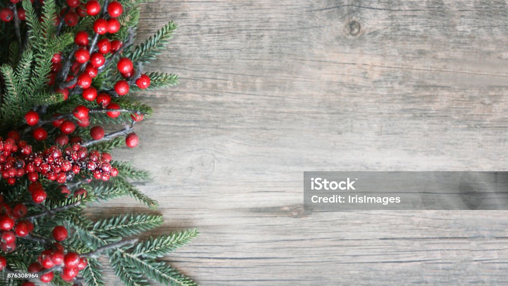 Urlaub immergrünen Zweigen und Beeren über Holz - Lizenzfrei Weihnachten Stock-Foto