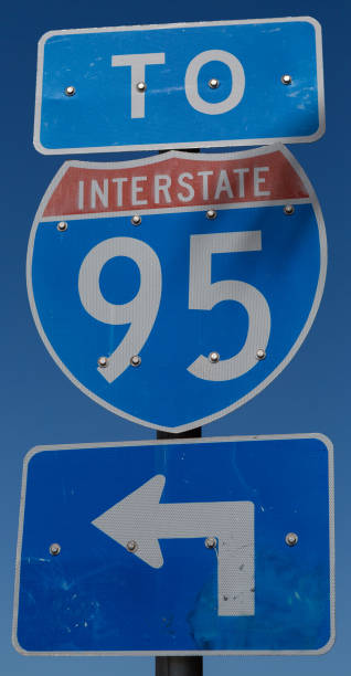 i-95, l’interstate 95, panneau routier, bleu sur bleu ciel, route, signe - interstate 95 photos et images de collection