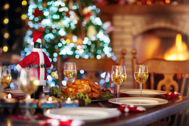 cena de navidad en la chimenea y el árbol de navidad. - fireplace christmas candle holiday fotografías e imágenes de stock