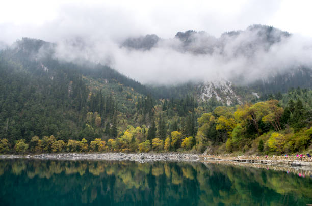 el lago y las nubes - confucian forest fotografías e imágenes de stock