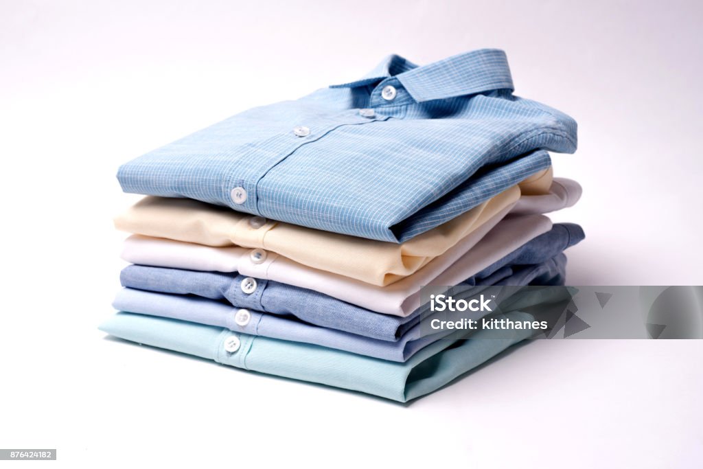 Camisas masculinas clássicas empilhados no fundo branco - Foto de stock de Dobrado royalty-free