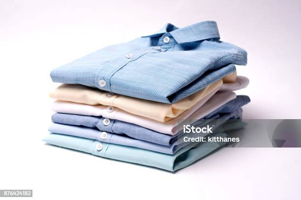 Foto de Camisas Masculinas Clássicas Empilhados No Fundo Branco e mais fotos de stock de Dobrado