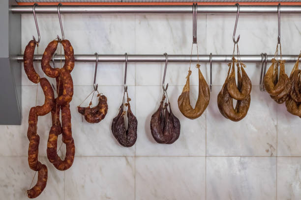 pared de salchichas de carnicero. - garlic hanging string vegetable fotografías e imágenes de stock