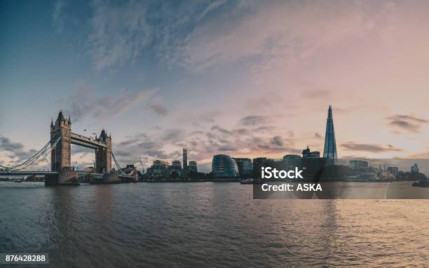 London Tower Bridge Und Dem Shard Verfügen Über Die Themse Panoramablick Stockfoto und mehr Bilder von London - England