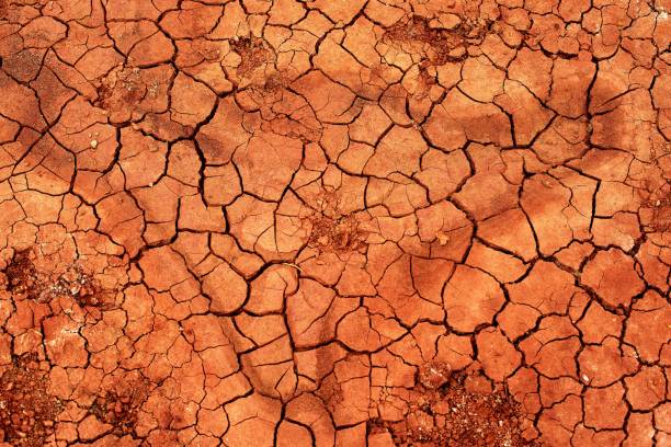 abstrakcyjne tło naturalnej tekstury pęknięć na suchym tle gleby - red mud zdjęcia i obrazy z banku zdjęć