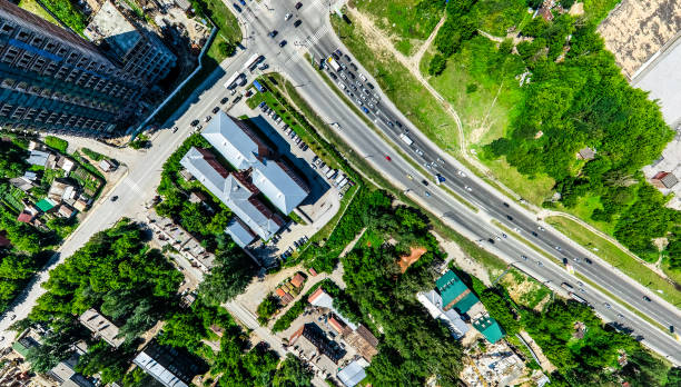 Vue aérienne de la ville avec carrefours et routes, maisons, bâtiments, parcs et parkings. Image panoramique d’été ensoleillé - Photo