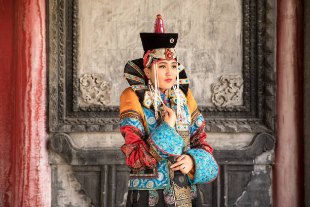 mujer joven en un traje mongol tradicional. - ee fotografías e imágenes de stock