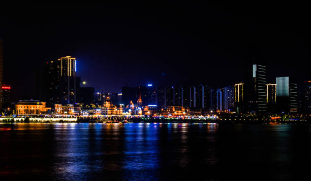 istock Xiangjiang Changsha Avenue along the green belt scenery 876448850