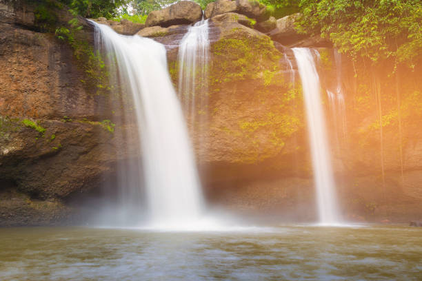岩の上の森自然の滝 - liberia ストックフォトと画像