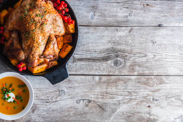 cena di natale - roast turkey turkey thanksgiving holiday foto e immagini stock