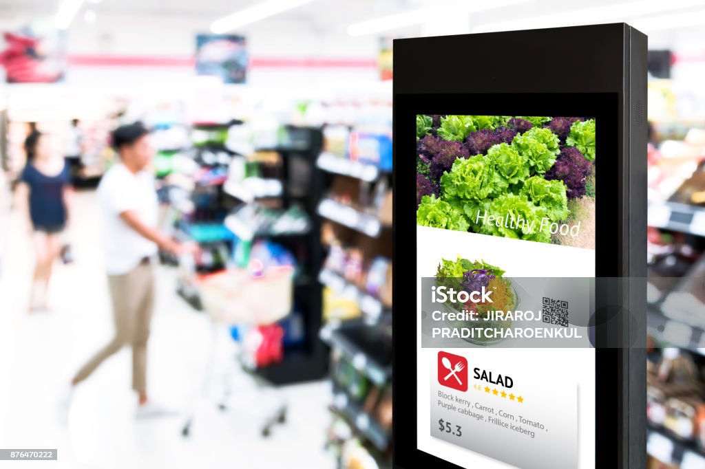 Intelligente Digital Signage, Augmented Reality Marketing und Gesicht Anerkennung Konzept. Interaktive künstliche Intelligenz digitale Werbung im Einzelhandel Hypermarkt Mall. - Lizenzfrei Supermarkt Stock-Foto