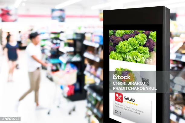 Intelligente Digital Signage Augmented Reality Marketing Und Gesicht Anerkennung Konzept Interaktive Künstliche Intelligenz Digitale Werbung Im Einzelhandel Hypermarkt Mall Stockfoto und mehr Bilder von Supermarkt