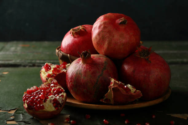 romãs suculentos, alimento closeup - 15796 - fotografias e filmes do acervo