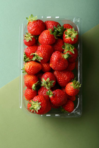 fresh strawberries in box, food above - 15828 imagens e fotografias de stock