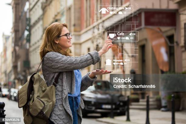 Realidad Aumentada En La Comercialización Viajero Mujer Con Teléfono Foto de stock y más banco de imágenes de Realidad aumentada
