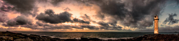 farol de panorama - lighthouse beacon sailing storm - fotografias e filmes do acervo