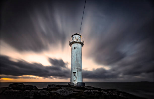 lighthouse - storm lighthouse cloudscape sea imagens e fotografias de stock