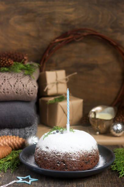 tarte de noël anglais avec sauce vanille en décoration festive. style rustique. - cake dessert birthday cake mousse photos et images de collection