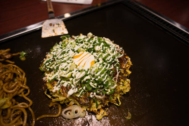 오코노미야키, - okonomiyaki 뉴스 사진 이미지
