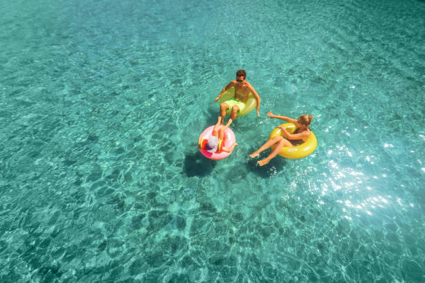 bagno in mare con la mia famiglia - couple affectionate relaxation high angle view foto e immagini stock