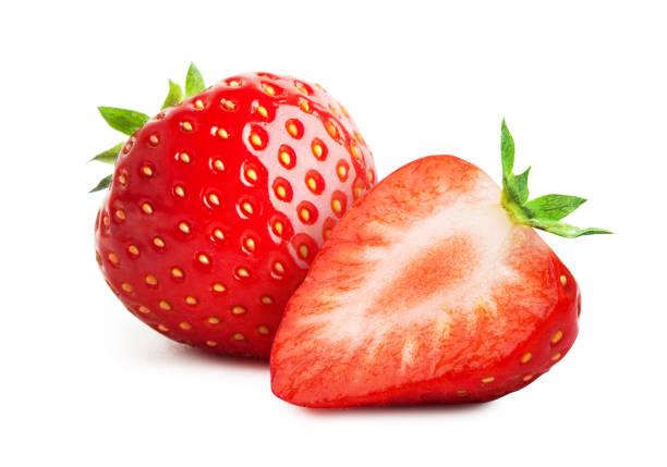 fresa con la mitad en rodajas aislado sobre fondo blanco - strawberry fotografías e imágenes de stock