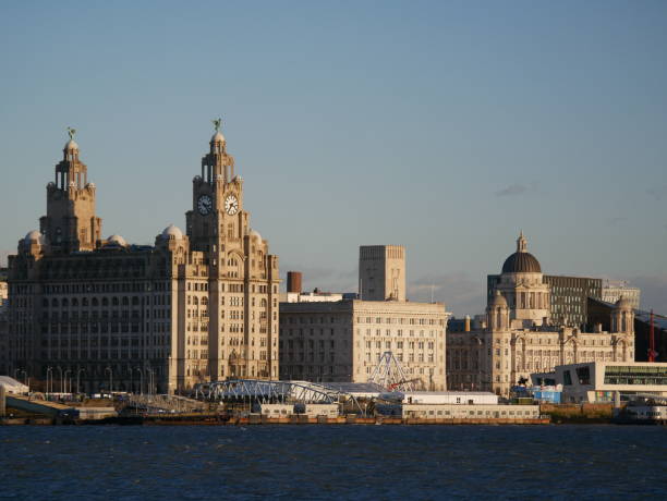 lungomare di liverpool - river mersey foto e immagini stock