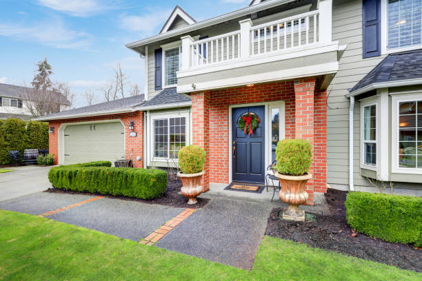 istock Exterior of American Colonial style home 876518862