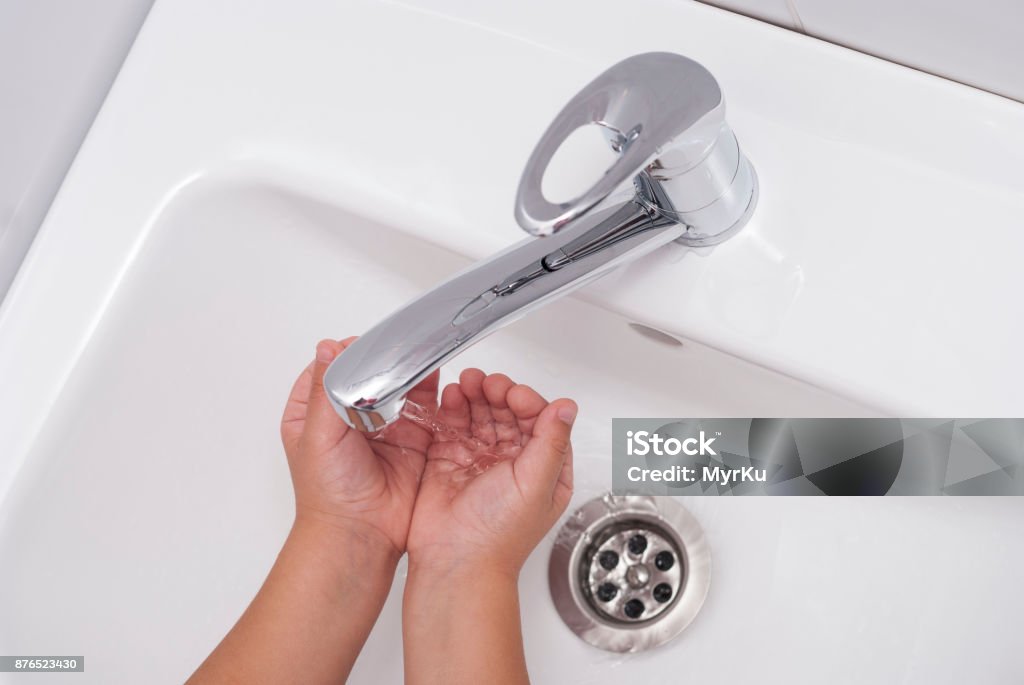 Hände auf dem Hintergrund der Spüle - Lizenzfrei Bathroom Stock-Foto Hände auf dem Hintergrund der Spüle - Lizenzfrei Bathroom Stock-Foto