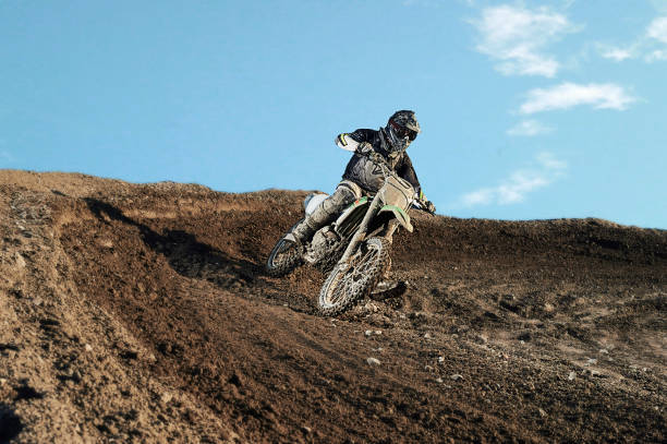 pilota di motocross in pista - motocross engine motorcycle extreme sports foto e immagini stock