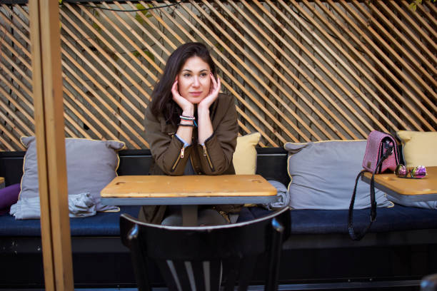 mujer espera en un lugar de café - quit scene fotografías e imágenes de stock