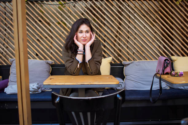 mulher esperando em um lugar de café - quit scene - fotografias e filmes do acervo