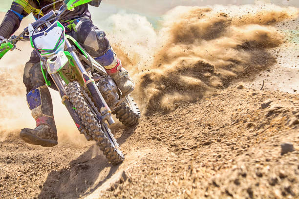 motocross racer beschleunigung geschwindigkeit in den track - motocross leisure activity sport motorcycle racing stock-fotos und bilder