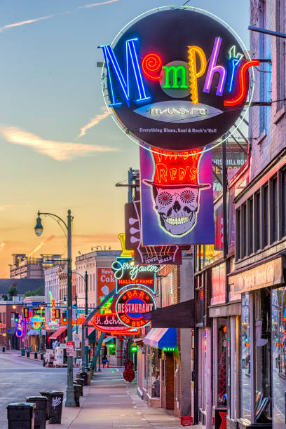 beale street de memphis tennessee - memphis tennessee tennessee skyline history fotografías e imágenes de stock