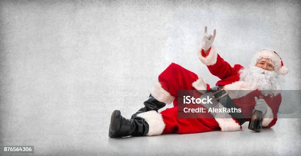 Felice Babbo Natale Sdraiato Sul Pavimento Con Una Bottiglia Di Vino - Fotografie stock e altre immagini di Babbo Natale