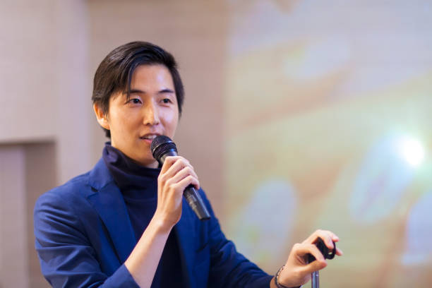asiatische geschäftsmann geben präsentation - conference call business meeting presentation stock-fotos und bilder