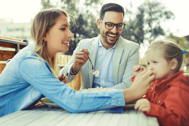 istock Family enjoying restaurant 876587324