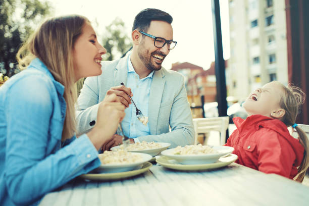 istock Family enjoying restaurant 876587328