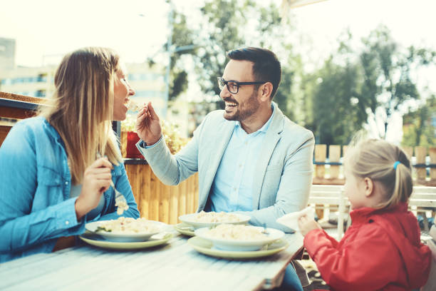 istock Family enjoying restaurant 876587386