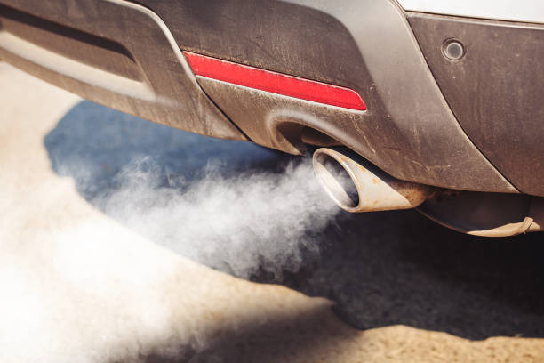 poluição do ar do tubo de escape do veículo sujo e envelhecido na estrada - emissions control - fotografias e filmes do acervo