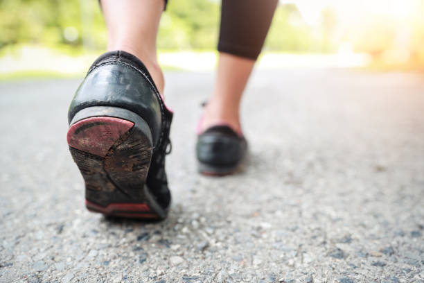 istock sport runner girl on start 876596732