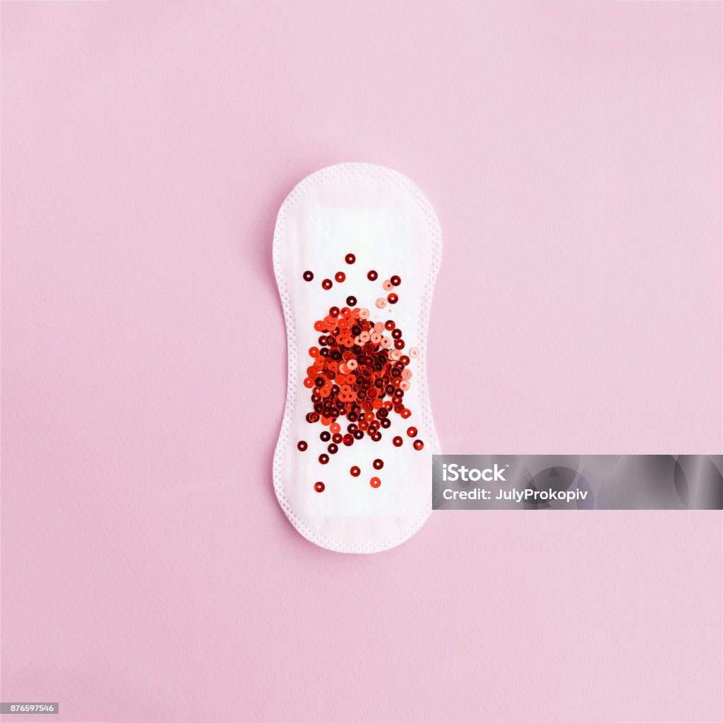 Menstruations-Pad mit rotem Glitter auf Pastell Hintergrund - Lizenzfrei Menstruation - Gesundheitswesen und Medizin Stock-Foto